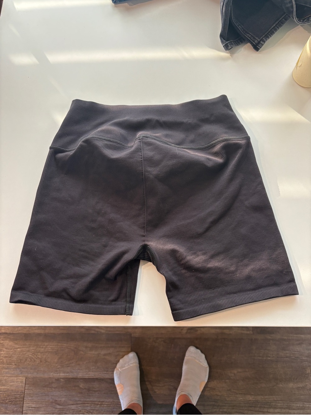 ALO 5" Seamless Ribbed Favorite Short - Picture 4 of 5